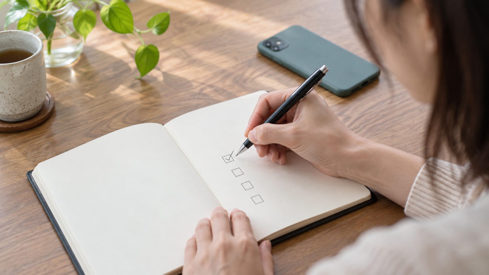 学習前の確認項目をノートに整理する手元