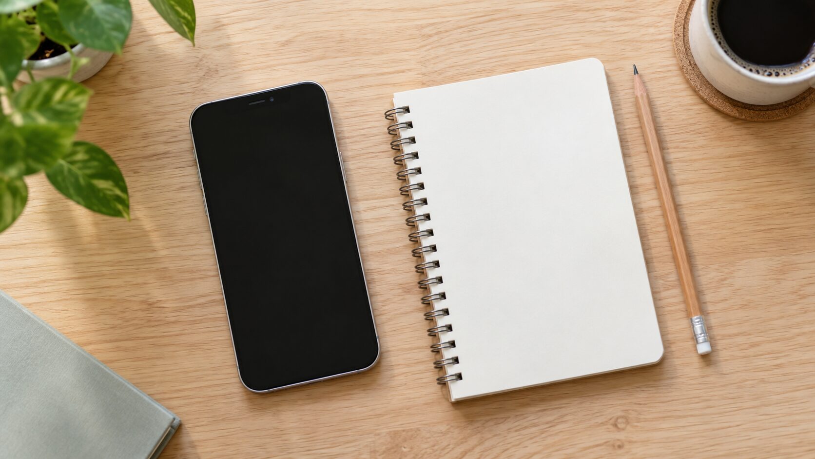 スマートフォンとノートで言語コース設定を確認する机上