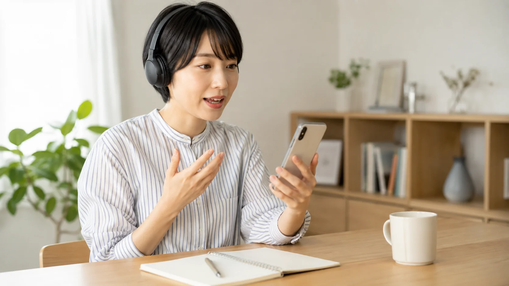 スマートフォンに話しかけながら英会話のロールプレイを練習する人